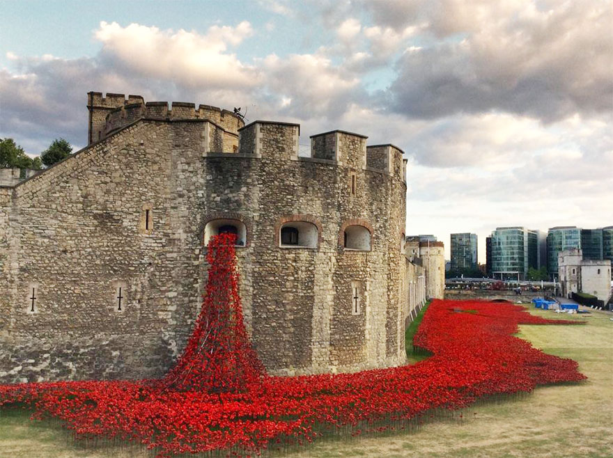 1409559320627 ceramic poppies first world war installation london tower 12 888,246 Poppies Pour Like Blood From The Tower Of London To Remember The Fallen Soldiers Of WWI